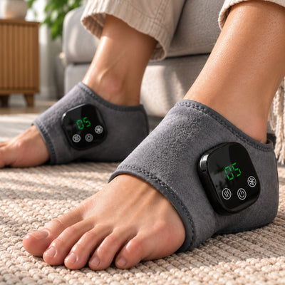 Verolis Wärme-Fußmassager an beiden Füßen im Wohnzimmer
